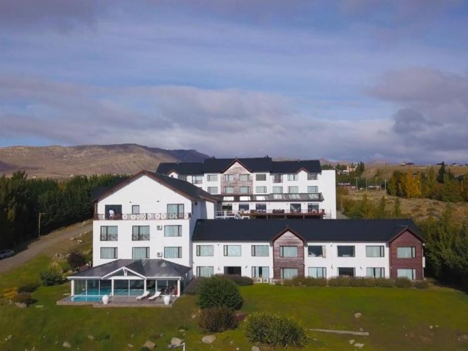 Xelena Deluxe Suites